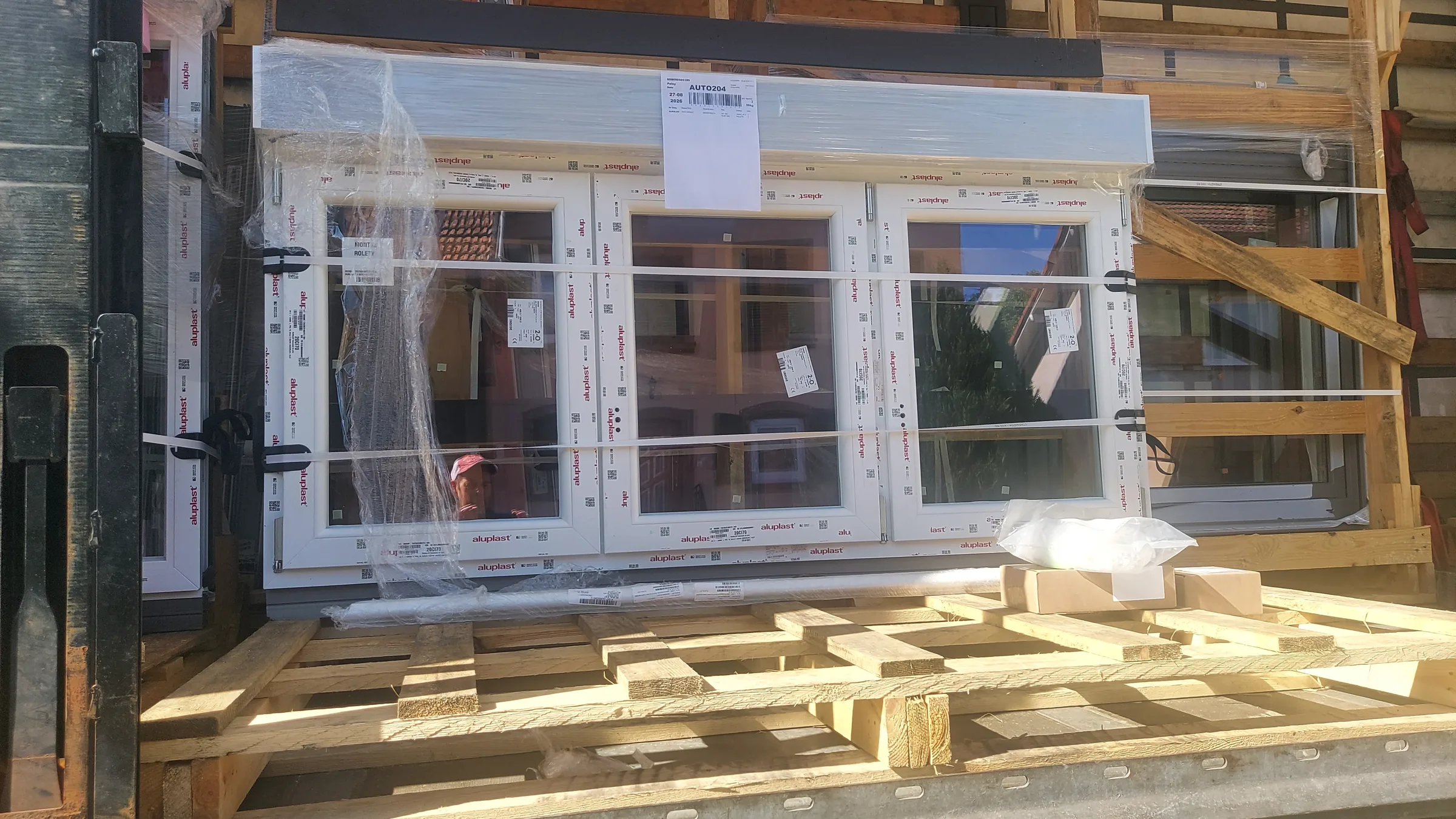 Fenêtres sur mesure sur palette prêtes à être livrées