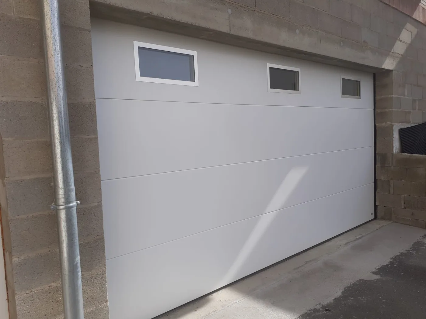 Exemple de porte de garage sectionnelle blanche sur mesure